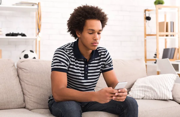 İnternet'te sörf smartphone, kullanarak genç Afro-Amerikan öğrenci