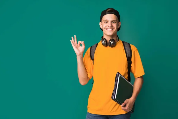 Student kille visar ok logga över turkos bakgrund — Stockfoto