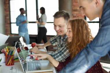 Genç takım proje üzerinde birlikte çalışmak targeters