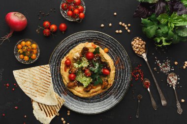 Humus sebze ve siyah arka plan üzerine deniz ürünleri ile