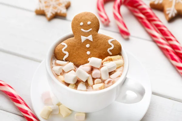 Kopje traditionele warme chocolademelk met marshmallows en peperkoek — Stockfoto
