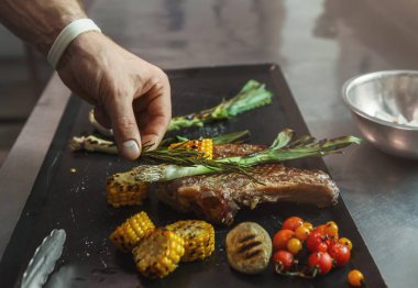 Lokanta mutfağı, sulu biftek biftek pişirme Şef