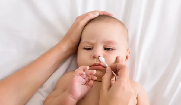 Higiene Neonatal Madre Limpiando Nariz Del Bebé Con Hisopo Algodón —  Fotos de Stock