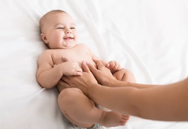 Massagista massageando a barriga do bebê durante a cólica — Fotografia de Stock