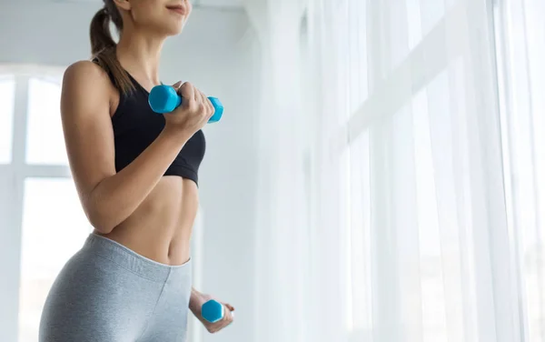 Unrecognizable fitness woman exercising with dumbbells, copy space — Stock Photo, Image