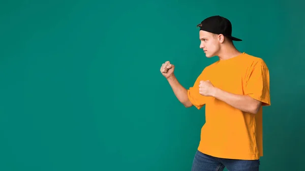 Kampfbereit. Teenager ballt bei Kampfgeste die Fäuste — Stockfoto