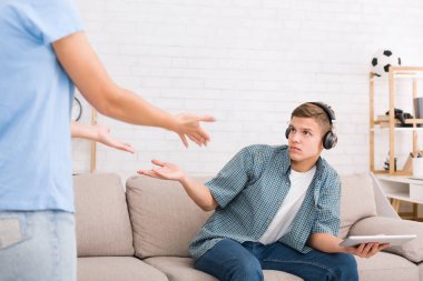 Anne küfür genç adam dijital tablet kullanma