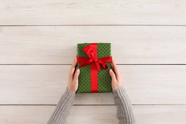 Mujer sosteniendo Navidad presente fondo — Foto de Stock