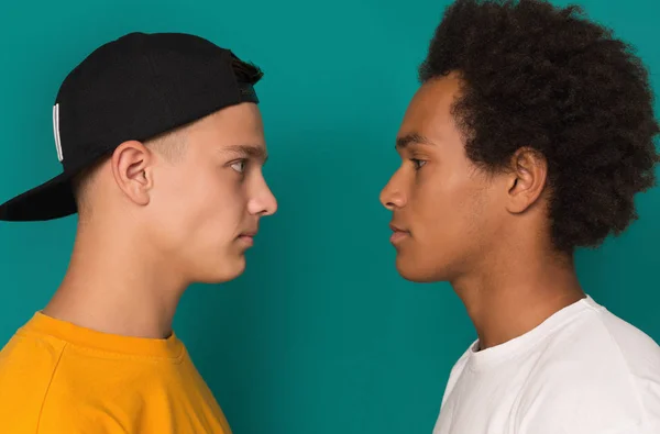 Dois adolescentes olhando um para o outro após o conflito — Fotografia de Stock