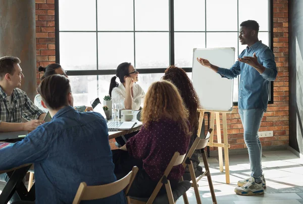 Afro-amerikanska ledare föreläsa hans medarbetare i office — Stockfoto