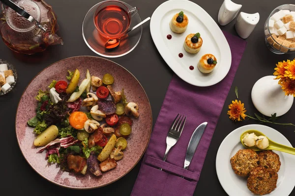 Restaurante café da manhã com salada de batata quente — Fotografia de Stock