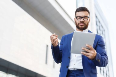 Dijital tablet açık ile takım elbiseli ciddi mimar
