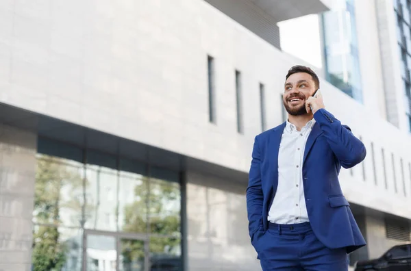 Empresario barbudo hablando por teléfono celular con el cliente — Foto de Stock