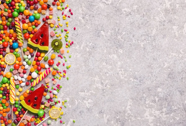 Fondo colorido de la comida con caramelos y bombones —  Fotos de Stock