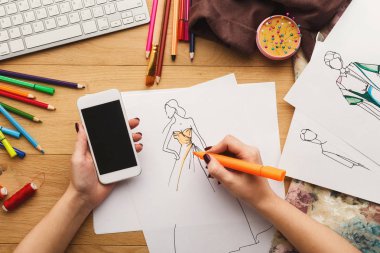 Kadın tasarımcı çizim elbise Eskizler üzerinde Üstten Görünüm