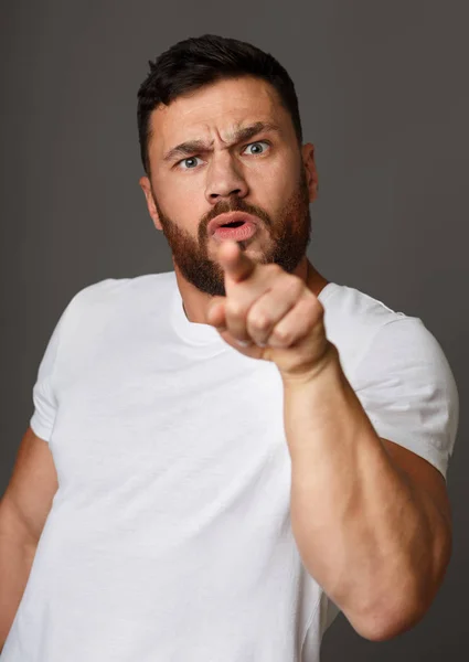 Boze man schuld u en wijzend op de camera — Stockfoto