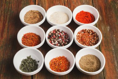 Küçük su bardağı içinde çeşitli baharatlar