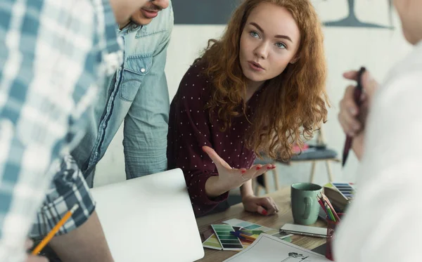 Diseñadores creativos teniendo una reunión de lluvia de ideas en la oficina —  Fotos de Stock