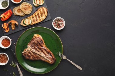 Orta az pişmiş ızgara T-Bone biftek