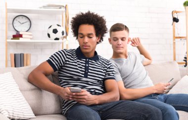 Arkadaşlar telefon evde casusluk genç