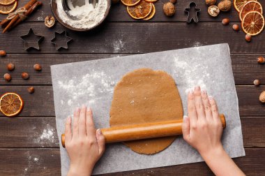 Gingerbread çerezleri Noel arifesinde yemek kadın