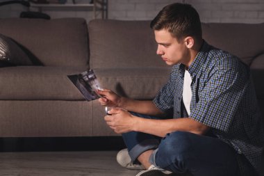 Ayrılık. Teen ateşe kız fotoğrafı