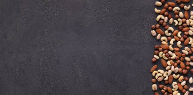 Kopya alanı siyah zemin üzerine çeşitli fındık