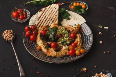Humus sebze ve siyah arka plan üzerine deniz ürünleri ile
