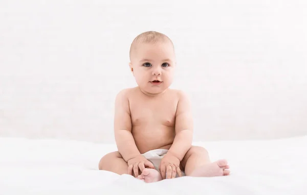 Słodkie dziecko siedzi na białym tle, miejsce — Zdjęcie stockowe