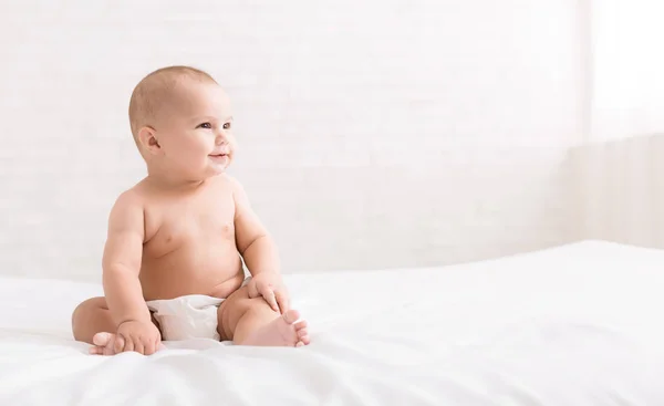 Adorable bebé riendo y mirando el espacio de copia —  Fotos de Stock