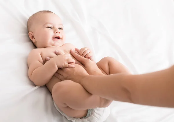 Massagista profissional fazendo massagem ao bebê recém-nascido — Fotografia de Stock