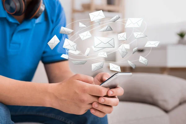Facet z aplikacją poczty e-mail przy użyciu telefonu komórkowego — Zdjęcie stockowe