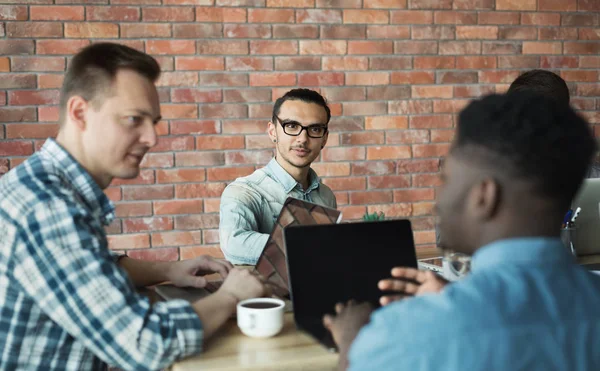 Desarrolladores de software discutiendo ideas de estrategia de marketing en oficina — Foto de Stock