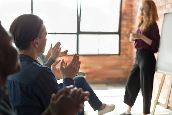 Publiken klappar händerna efter business seminarium på loft — Stockfoto