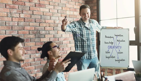 Líder de equipo presentando creatividad significado a compañeros de trabajo —  Fotos de Stock