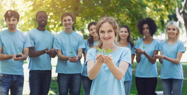 Groep van vrijwilliger met bomen voor het groeien — Stockfoto