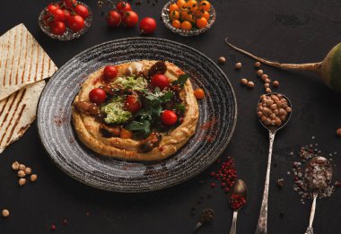 Humus sebze ve siyah arka plan üzerine deniz ürünleri ile