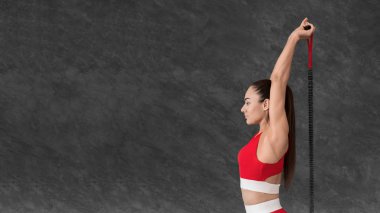 Fitness kız egitimin cihazları kullanarak eller için egzersiz yapmak. Eğitim programı kavramı, mockup, kopya alanı