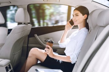 Smartphone üzerinde konuşmak ve arabaya kahve içmek işkadını