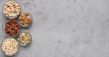 Diyet fındık gri masada cam kase