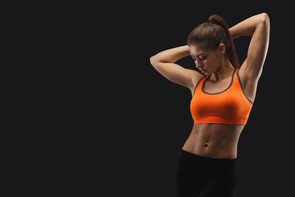 Athletische Frau zeigt muskulösen Körper — Stockfoto