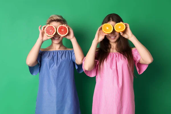 Ljusa tjejer med halfs av frukter — Stockfoto