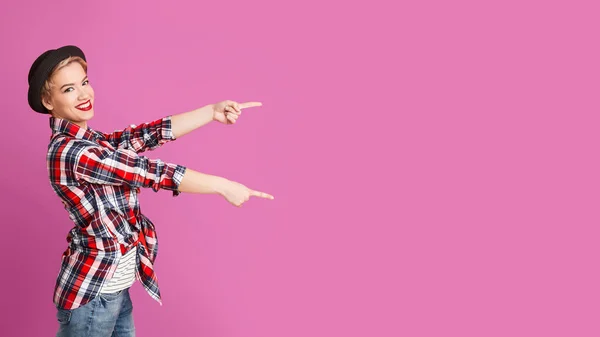 Olhe para este conceito, ponto menina no espaço de cópia rosa — Fotografia de Stock