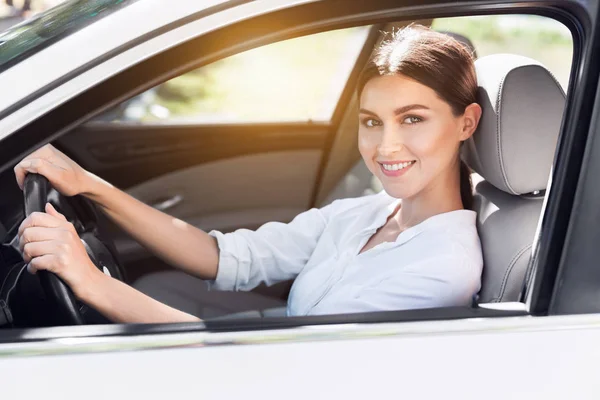 Joven mujer de negocios sentada en su coche — Foto de Stock