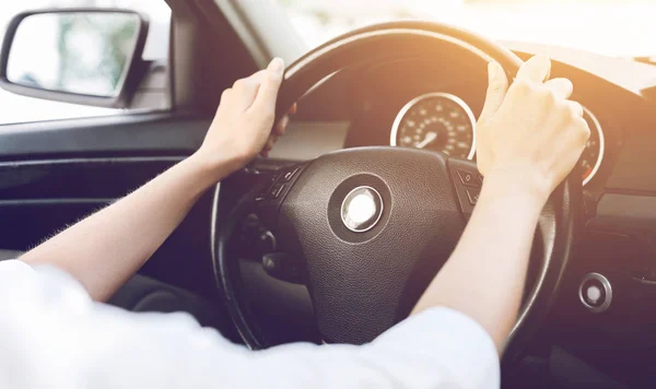 Γυναικεία χέρια κρατώντας το τιμόνι, οδήγηση αυτοκινήτου — Φωτογραφία Αρχείου