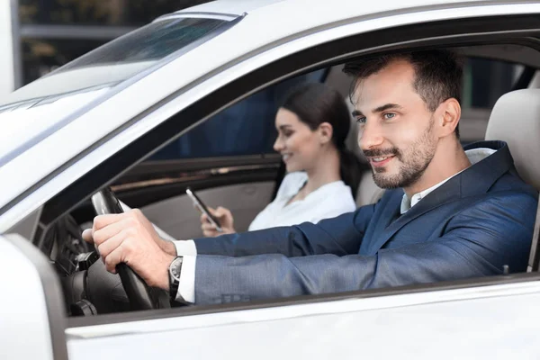 Business par sitter på främre passagerarstolen — Stockfoto