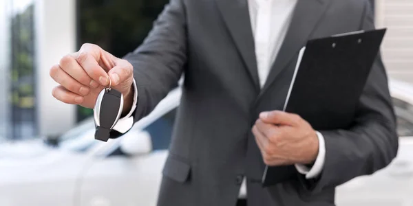 Erfolgreicher Geschäftsmann bietet Autoschlüssel an — Stockfoto