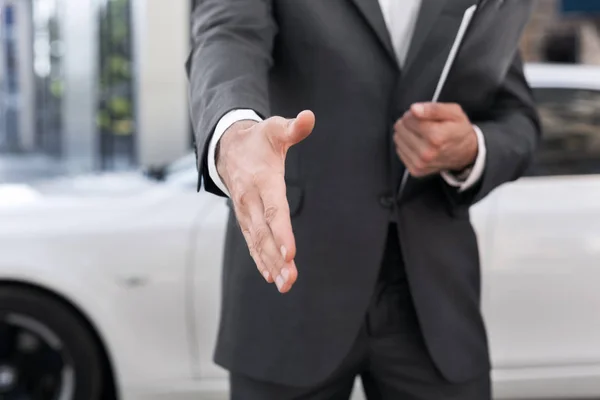 Homme vendeur de voiture étirant la main pour poignée de main — Photo