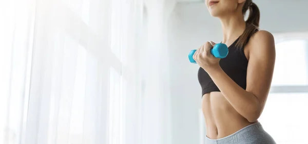 Mujer fitness irreconocible haciendo ejercicio con pesas, espacio para copiar — Foto de Stock