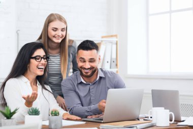 Üç heyecanlı çalışanı laptop iyi haber alma